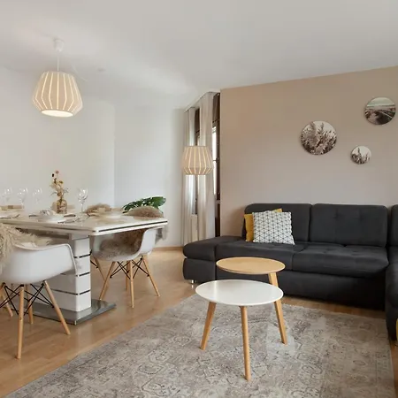 شقة Geraeumige Schoene