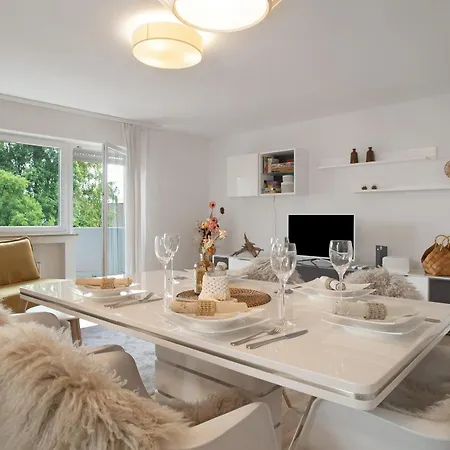 Geraeumige Schoene شقة *